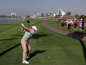 Rory McIlroy, d'Irlande du Nord, prend le départ du 18e trou lors de la première journée du Dubai Invitational au Dubai Creek Golf and Yacht Club le 11 janvier 2024 à Dubaï, aux Émirats arabes unis.  (Photo de Warren Little/Getty Images)