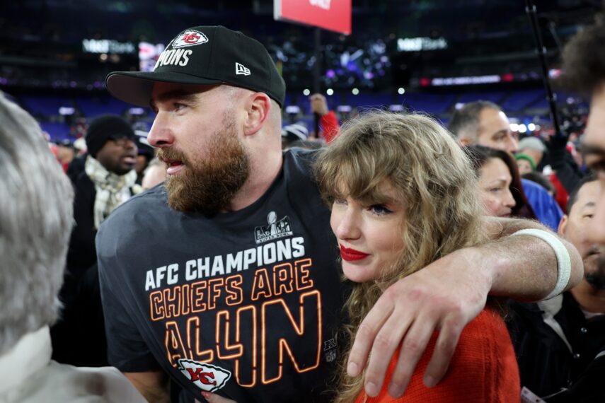 Travis Kelce et Taylor Swift sur le terrain après le match de championnat de l'AFC 2024