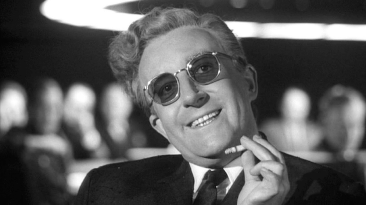 Peter Sellers dans Dr Folamour.  Cette image fait partie d'un article sur Oppenheimer : 5 alternatives à double fonctionnalité meilleures que Barbie.