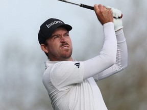 Nick Taylor joue son tir depuis le 12e tee lors du deuxième tour du WM Phoenix Open au TPC Scottsdale, à Scottsdale, en Arizona, le vendredi 9 février 2024.