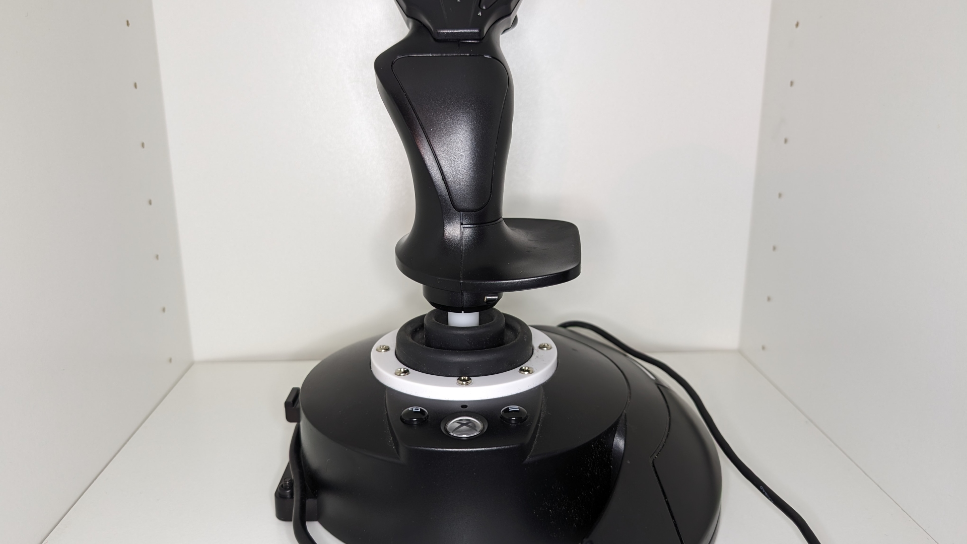 Image d'examen du manche de vol Thrustmaster Hotas montrant le joystick seul.