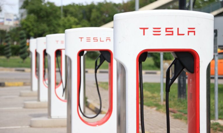 Le constructeur de Jeep Stellantis va adopter le port de recharge de Tesla