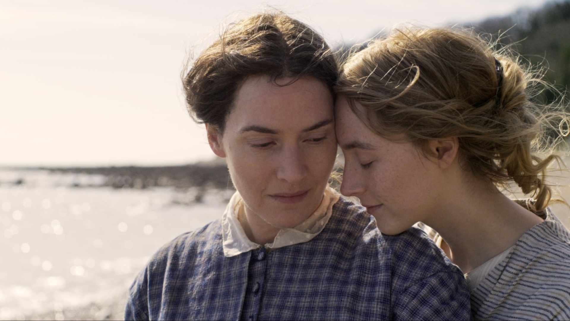 Kate Winslet et Saoirse Ronan dans Ammonite