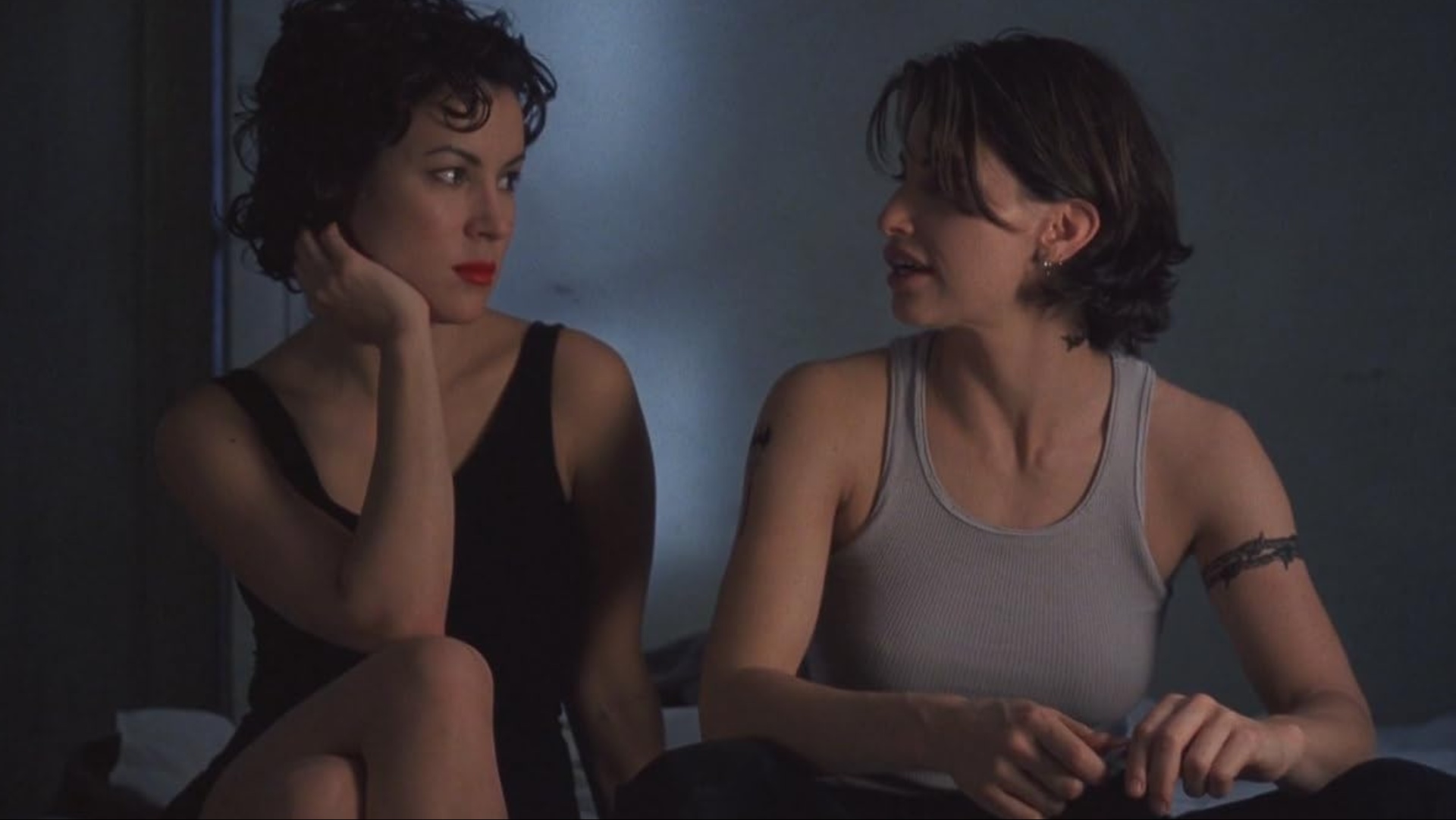 Jennifer Tilly et Gina Gershon dans Lié