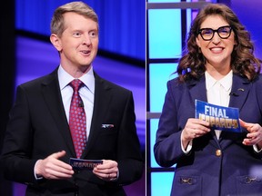 Ken Jennings, à gauche, et Mayim Bialik vu comme Jeopardy !  hôtes.