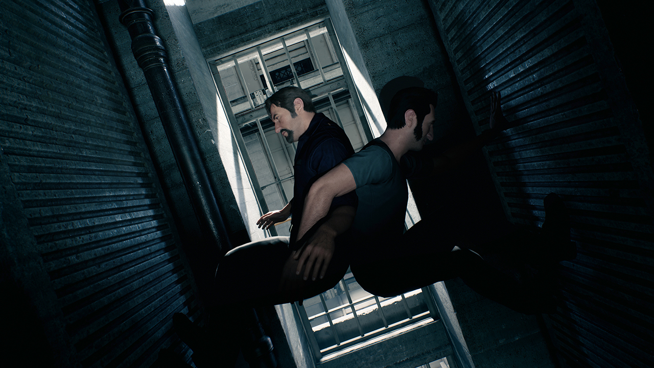 Leo et Vincent escaladent un mur dans A Way Out