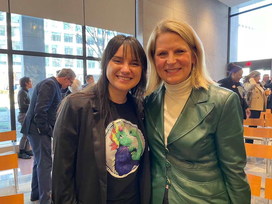 Autumn Mitchell, l'auteur, posant avec Liz Shuler, présidente de l'AFL-CIO.  Autumn porte un bouton CWA.