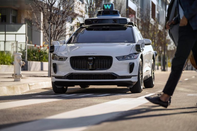 Waymo rappelle et met à jour le logiciel du robotaxi après que deux voitures se sont écrasées sur le même camion remorqué