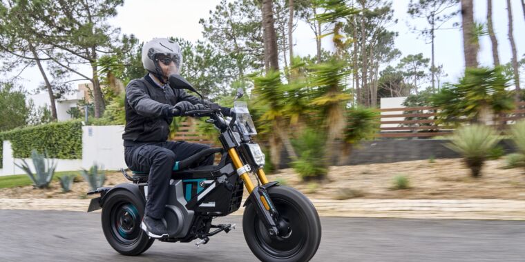 Le scooter CE 02 de BMW vous touchera le cœur et videra votre portefeuille