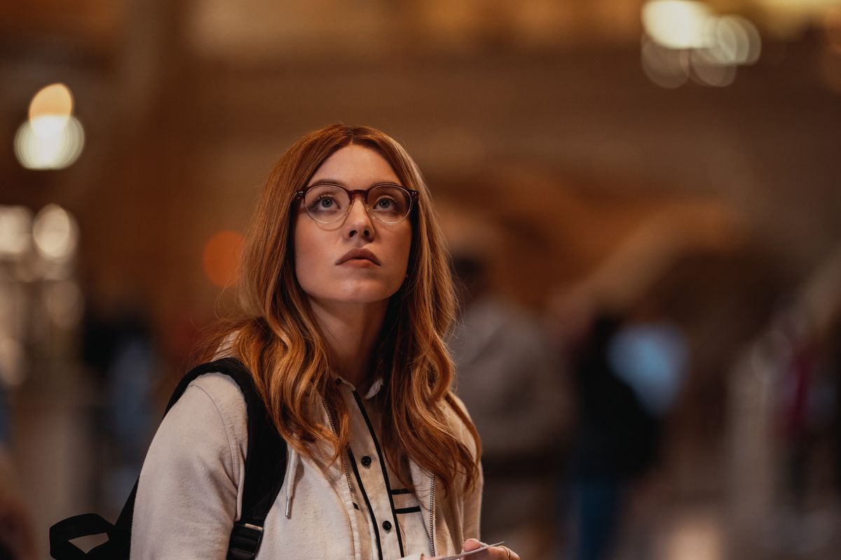 Sydney Sweeney dans le rôle de Julia Carpenter, regardant le plafond de Grand Central 