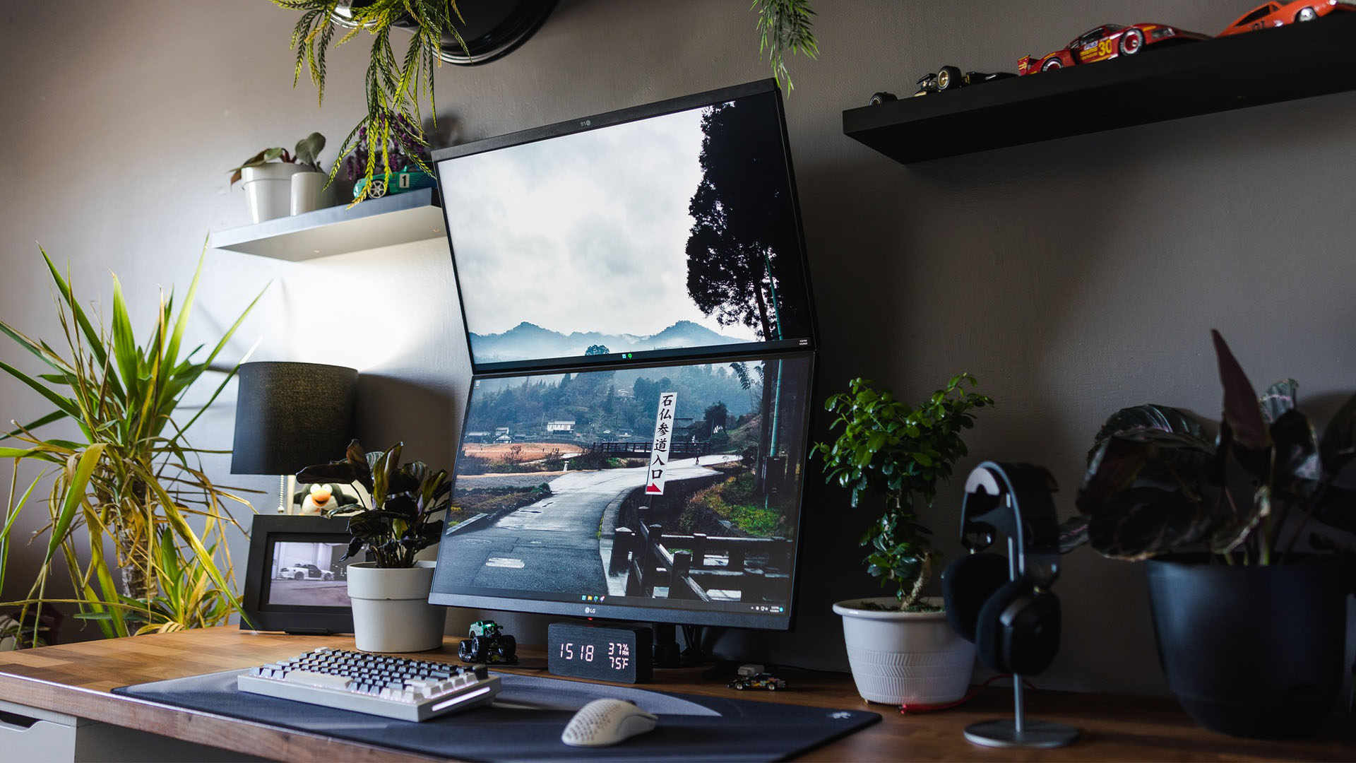 Deux moniteurs, dont un en angle, devant un bureau dans une salle de jeux sur le thème des voitures et des plantes