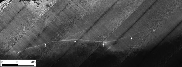 Morphologie de la crête d'orientation sud-ouest-nord-est qui héberge le Blinkerwall et le monticule adjacent. 