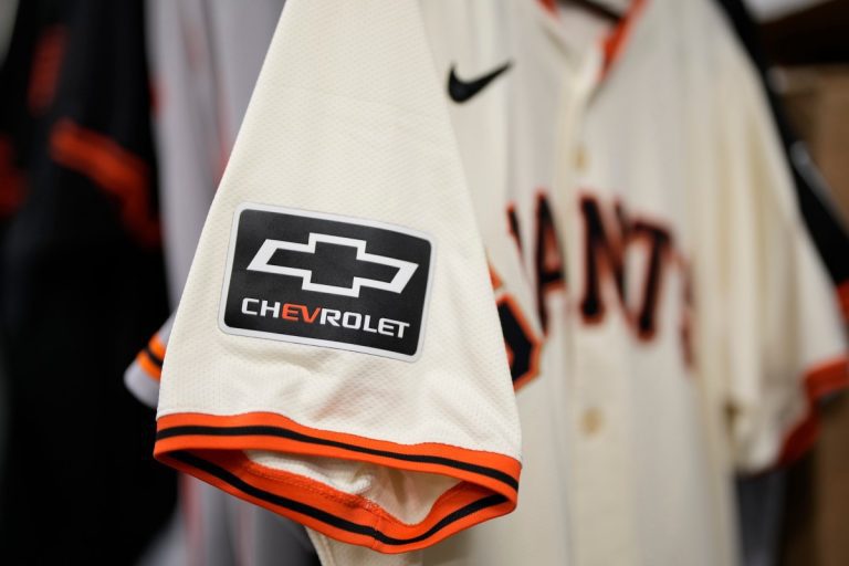 Les Giants de San Francisco remplacent l’écusson d’uniforme de voiture autonome Cruise par une autre marque GM