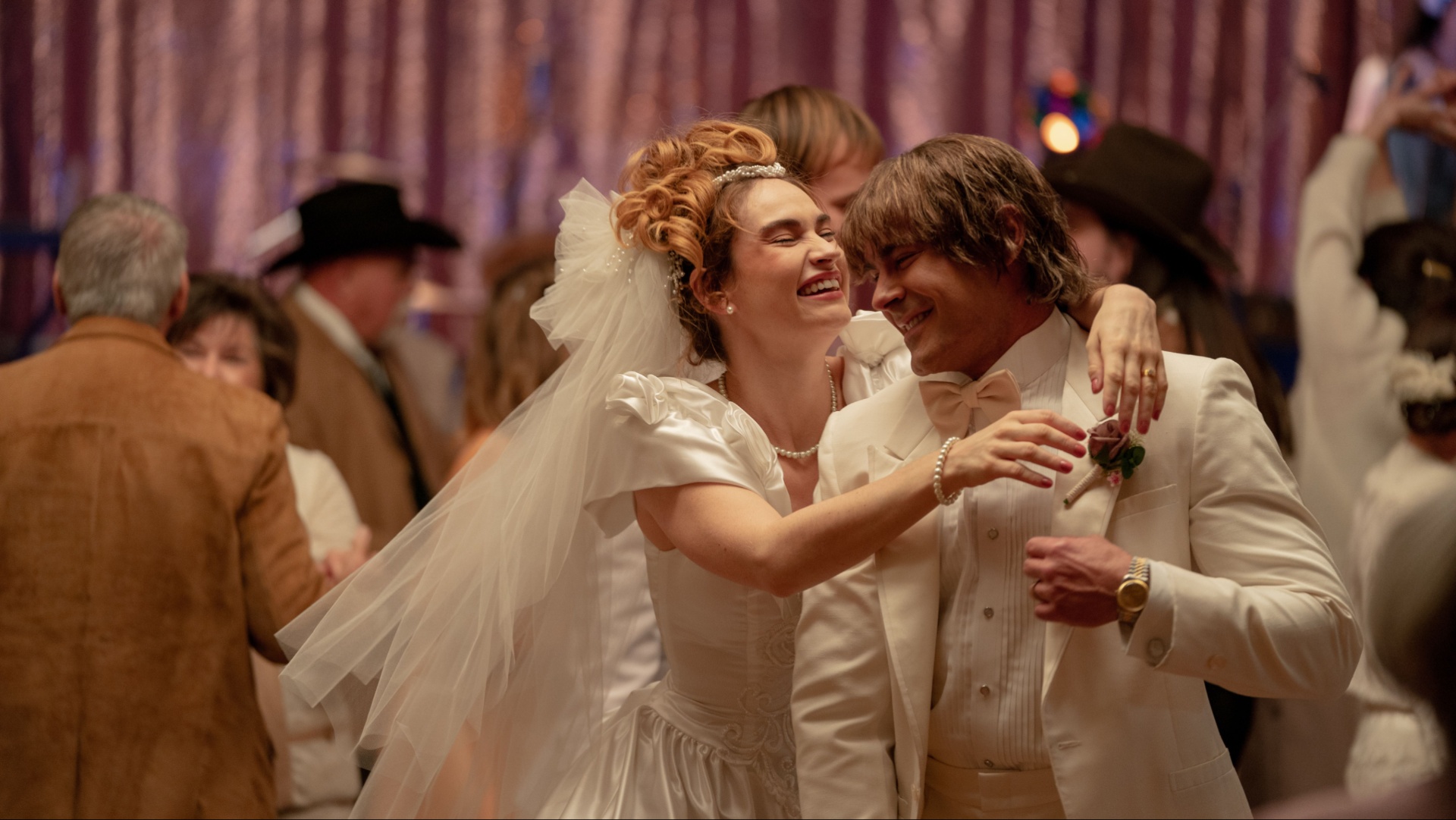 Lily James et Zac Efron dans La Griffe de Fer