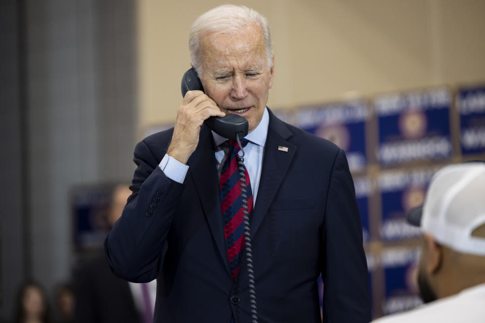 BOSTON, ÉTATS-UNIS - 2 DÉCEMBRE : le président Joe Biden participe à un événement bancaire téléphonique de la Fraternité internationale des ouvriers en électricité (FIOE) le 2 décembre 2022 à Boston, Massachusetts, pour la campagne de réélection du sénateur révérend Raphael Warnock (D-GA).  (Photo de Nathan Posner/Agence Anadolu via Getty Images)