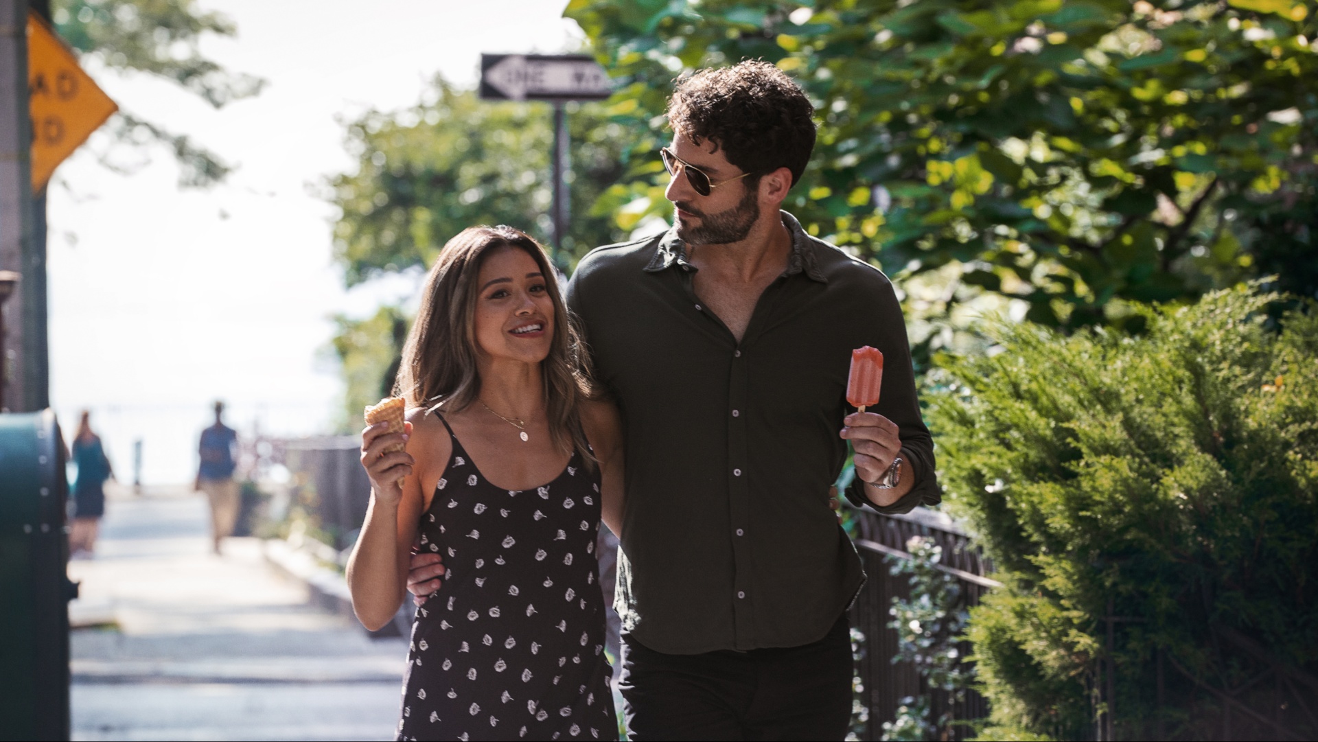 Gina Rodriguez et Tom Ellis dans Joueurs