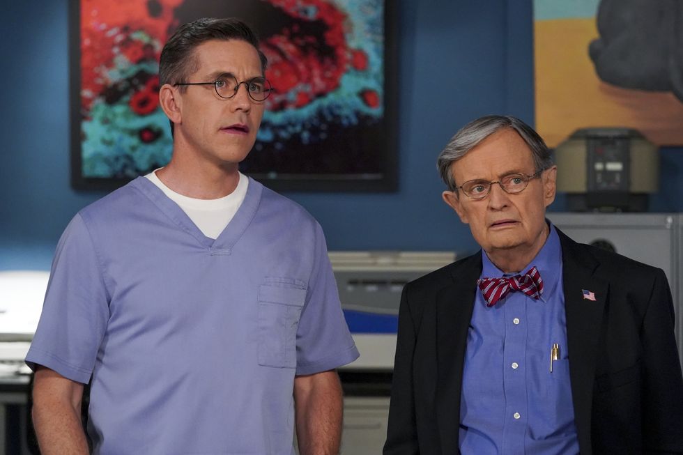 Brian Dietzen dans le rôle de Jimmy Palmer et David McCallum dans le rôle du Dr Donald Ducky Mallard dans NCIS