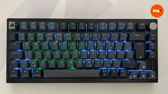 Une vue de haut en bas du Corsair K65 Plus Wireless 