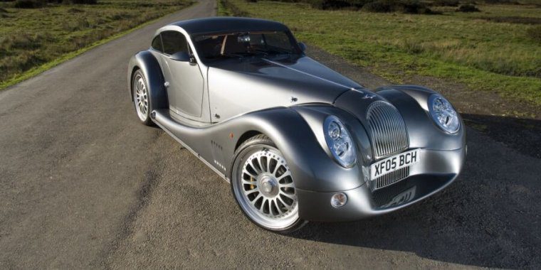 À cette époque, la Morgan Motor Company concevait un coupé moderne, l’Aeromax.