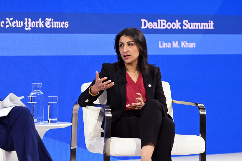 NEW YORK, NEW YORK - 29 NOVEMBRE : Lina Khan, présidente de la Federal Trade Commission, s'exprime sur scène lors du New York Times Dealbook Summit 2023 au Jazz at Lincoln Center le 29 novembre 2023 à New York.  (Photo de Slaven Vlasic/Getty Images pour le New York Times)