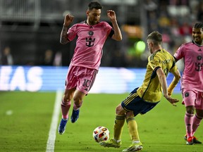 Lionel Messi, l'attaquant argentin n°10 de l'Inter Miami, se bat pour le ballon avec le défenseur n°02 du Real Salt Lake, Andrew Brody, lors du match de football MLS entre l'Inter Miami et le Real Salt Lake au Chase Stadium de fort Lauderdale, en Floride, le 21 février 2024. (Photo de CHANDAN KHANNA/AFP via Getty Images)