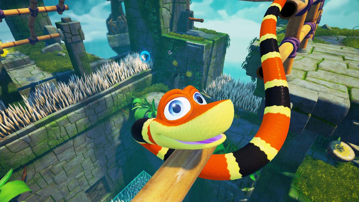 Noodle the Snake s'enroule autour d'une structure en bambou au-dessus d'une fosse de pointes dans une capture d'écran de Snake Pass