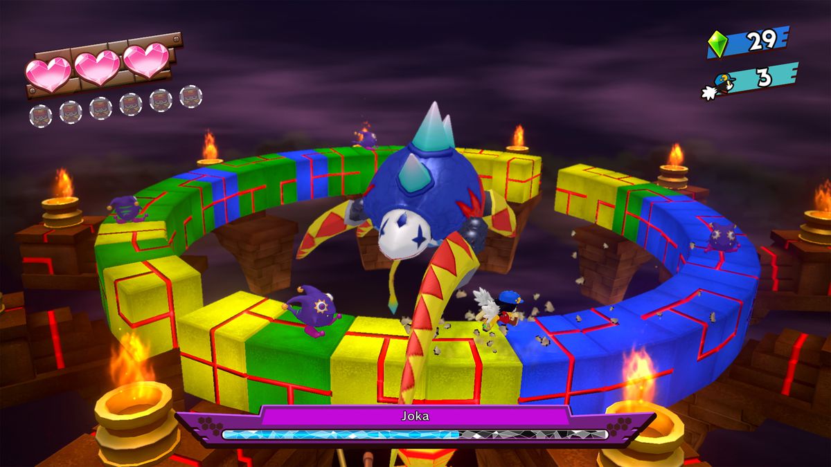 Klonoa parcourt un niveau en forme d'anneau, essayant d'éviter l'attaque par balayage d'un boss, dans une capture d'écran de la série Klonoa Phantasy Reveries.