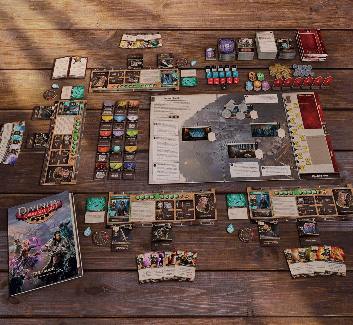 Une photo du produit du jeu de société Divinity : Original Sin, soigneusement disposé sur une table en bois.