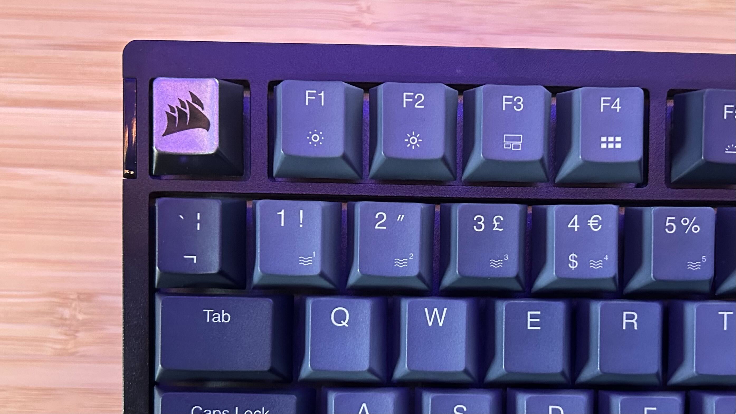 Gros plan sur la touche d'échappement et les touches du clavier sans fil Corsair K65 Plus