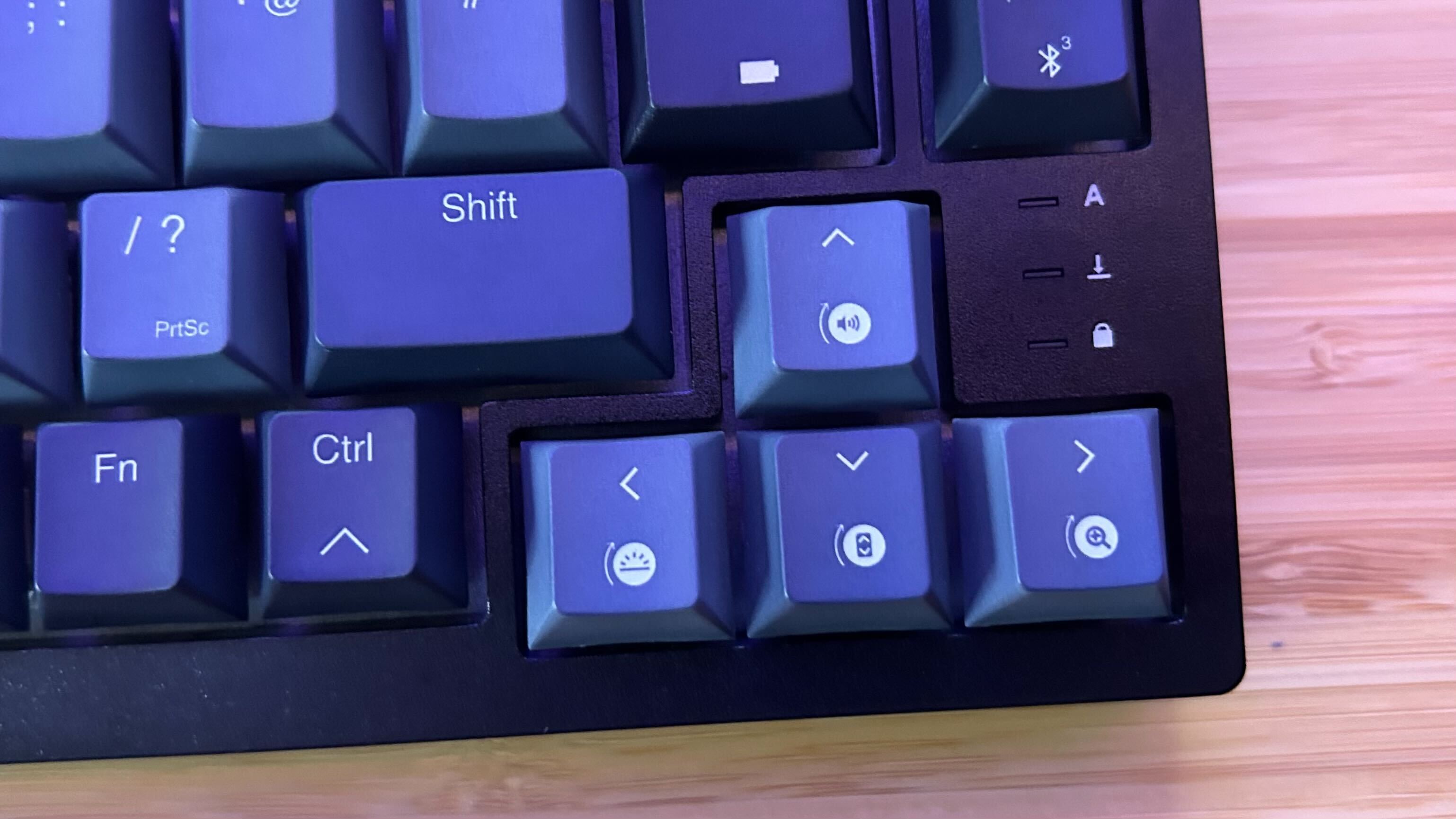 Touches fléchées du clavier sans fil Corsair K65 Plus