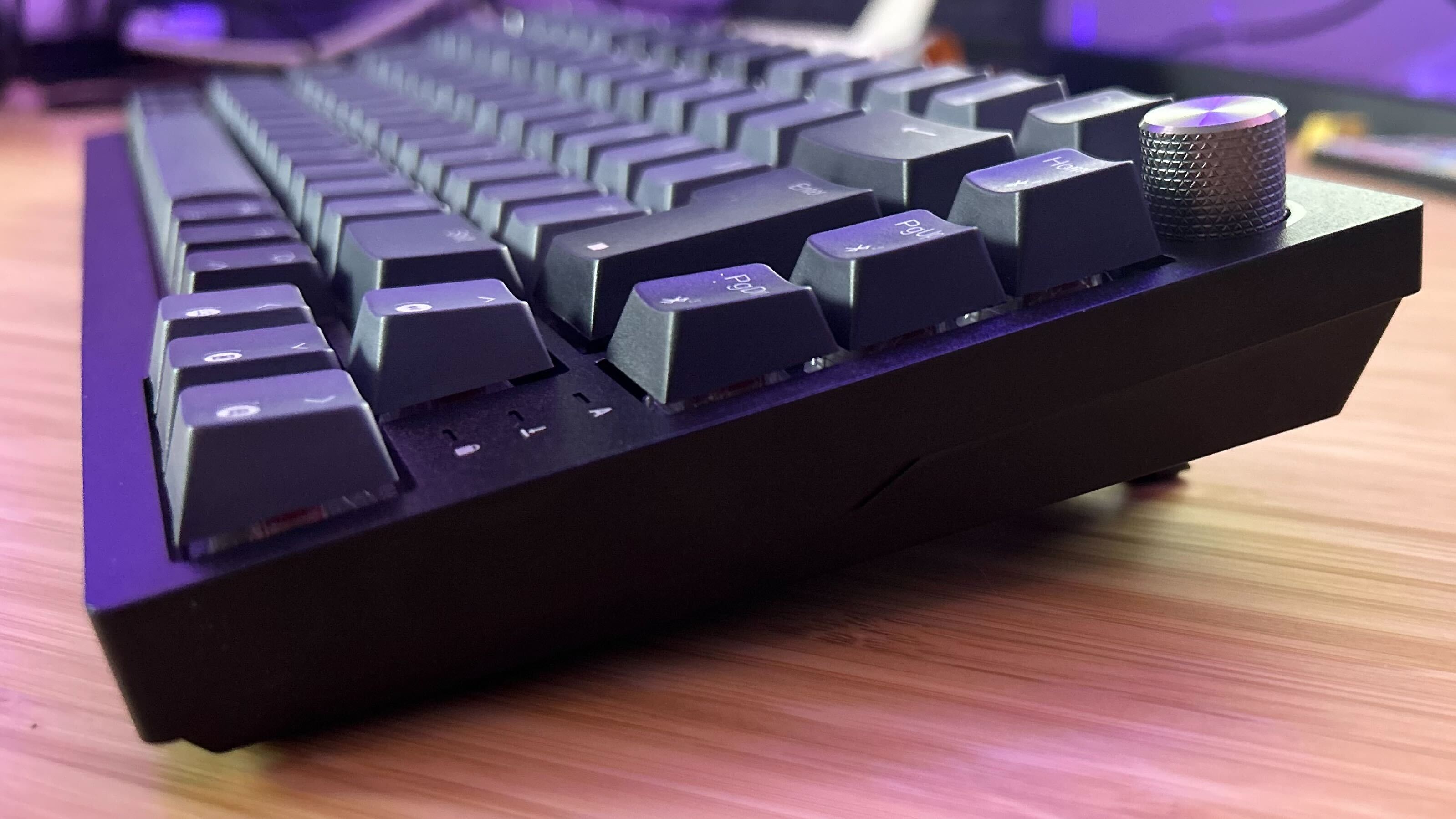 Corsair K65 Plus sans fil sur le côté pour afficher la molette de commande et l'élévation