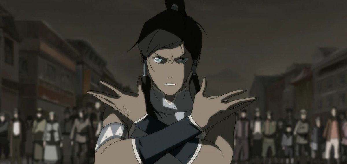 Korra, protagoniste de la Légende de Korra, se tient devant une foule, les bras croisés, regardant la caméra