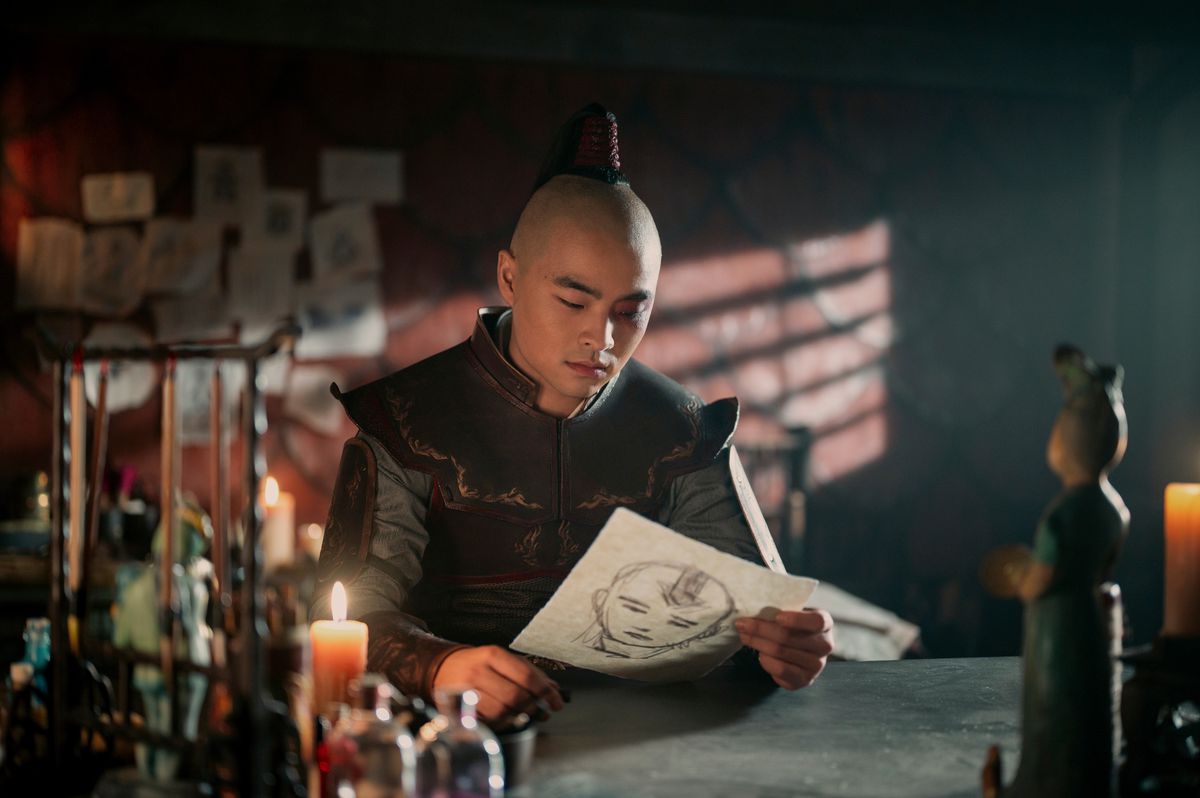 Zuko regarde ses dessins, qui incluent un croquis d'Aang