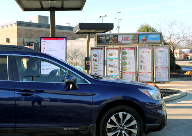 Un menu au volant de Wendy's vu en 2023 lors du déploiement de FreshAI.