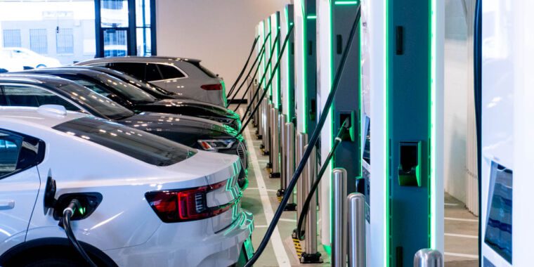 Voici à quoi ça ressemble de recharger un véhicule électrique dans la nouvelle station d’Electrify America