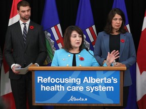 Le ministre de la Santé mentale et des toxicomanies Dan Williams, à gauche, la ministre de la Santé Adriana LaGrange et la première ministre Danielle Smith expliquent comment la province prévoit recentrer le système de santé lors d'une conférence de presse à Edmonton le 8 novembre 2023.