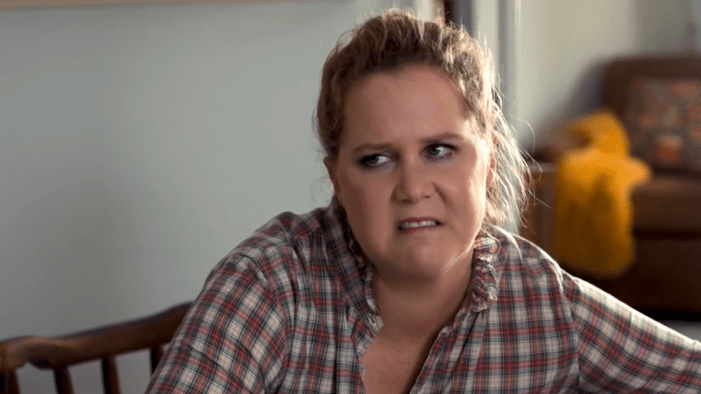 Amy Schumer a trouvé « thérapeutique » d'inclure les moments les plus « grinçants » de sa vie dans Life & Beth
