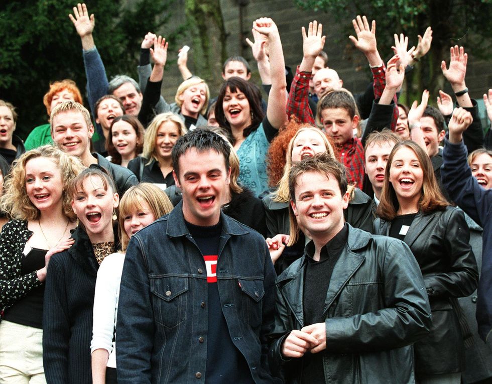 Ant Mcpartlin et Declan Donnelly avec le casting de Byker Grove à l'occasion du 10e anniversaire