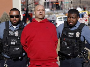 Un homme est arrêté par les forces de l'ordre à la suite d'une fusillade à la gare Union lors du défilé de la victoire du Super Bowl LVIII des Chiefs de Kansas City, le 14 février 2024 à Kansas City, Missouri.  Plusieurs personnes ont été abattues et deux personnes ont été arrêtées après un rassemblement célébrant la victoire des Chiefs au Super Bowl.