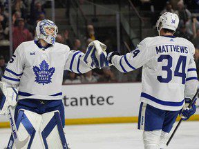 Auston Matthews des Maple Leafs marque son 50e but lors du 54e match