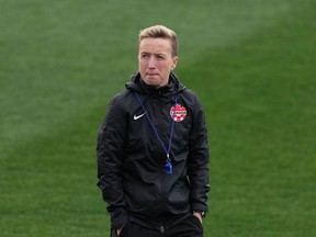 L'entraîneur du Canada Bev Priestman regarde lors d'une séance d'entraînement à la Coupe du Monde Féminine de la FIFA à Melbourne, en Australie, le dimanche 30 juillet 2023. Priestman nomme sa liste pour la première Coupe d'Or W de la CONCACAF plus tard ce mois-ci aux États-Unis.