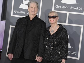 Le musicien Brian Wilson, à gauche, et Melinda Ledbetter Wilson