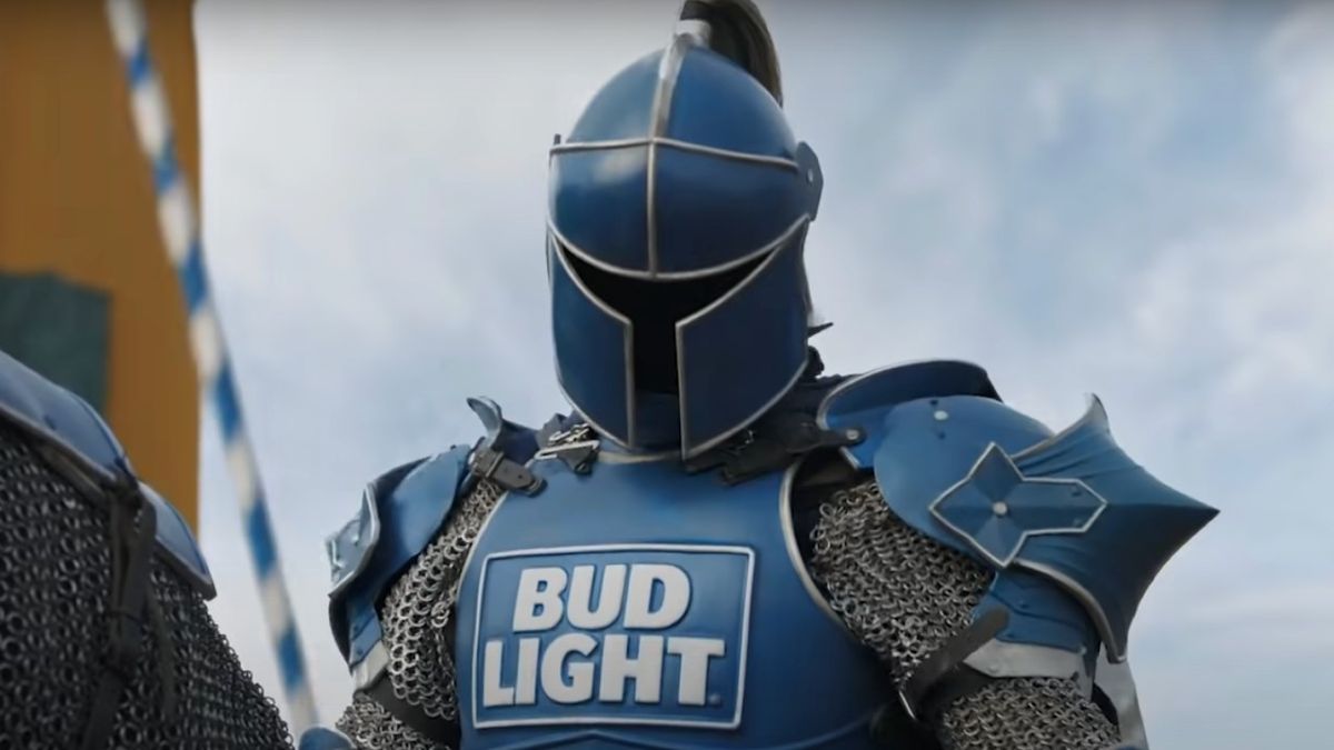 Bud Light a un nouveau personnage pour ses publicités du Super Bowl, et je pense que c'est encore mieux que le Bud Knight qui se fait tuer par The Mountain de GOT
