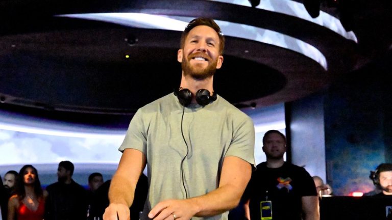 Calvin Harris dit qu'il envisage d'arrêter de jouer comme DJ "une fois que j'aurai dépassé 50 ans"
