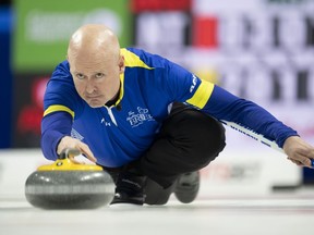 Le capitaine de l'équipe de l'Alberta, Kevin Koe, réussit un tir contre l'équipe des Territoires du Nord-Ouest au Brier Tim Hortons 2023 à London, en Ontario, le jeudi 9 mars 2023.&ampnbsp;Aaron Sluchinski de l'Alberta, Reid Carruthers du Manitoba et le joker Kevin Koe ont complété le peloton de 18 équipes pour le championnat national de curling masculin dimanche.