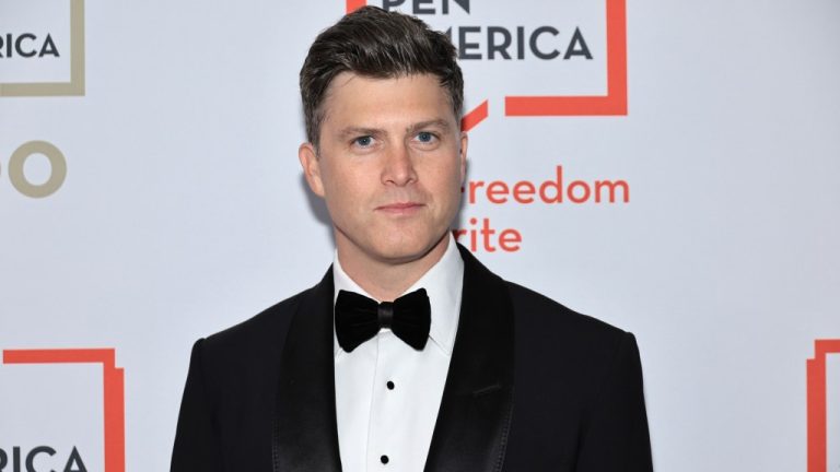 Colin Jost, star de Saturday Night Live, sera en tête d'affiche du dîner des correspondants de la Maison Blanche en 2024
