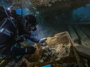 Plus de 30 expéditions ont fouillé l'épave, pour ne trouver que quelques artefacts, tombes et horribles histoires de cannibalisme.