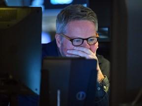 Les traders travaillent sur le parquet pendant les échanges matinaux à la Bourse de New York.