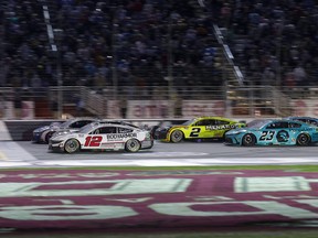 Daniel Suarez, pilote de la Chevrolet Freeway Insurance n°99, franchit la ligne d'arrivée devant Kyle Busch, pilote de la Chevrolet Cheddar's Scratch Kitchen n°8, et Ryan Blaney, pilote de la Ford BodyArmor Zero Sugar n°12, pour remporter la Coupe NASCAR. Série Ambetter Health 400 à Atlanta Motor Speedway le 25 février 2024 à Hampton, Géorgie.  (Photo de Todd Kirkland/Getty Images)