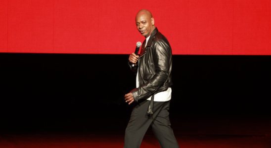 Dave Chappelle remporte le Grammy du meilleur album comique pour son discours à Alma Mater en défense de l'expression artistique